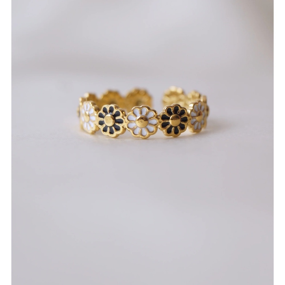 Gold and Black Floral Daisy Ring